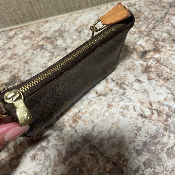 100% Authentic! LV Monogram Mini Pochette Bag w/ Box, & Dustbag Made in France - Picture 8 of 13